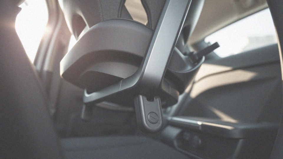 Co to jest noga stabilizująca i jak poprawia bezpieczeństwo fotelika?