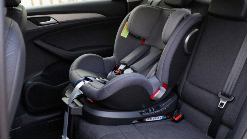 Jak rozpoznać zaczepy i wpiąć bazę ISOFIX?
