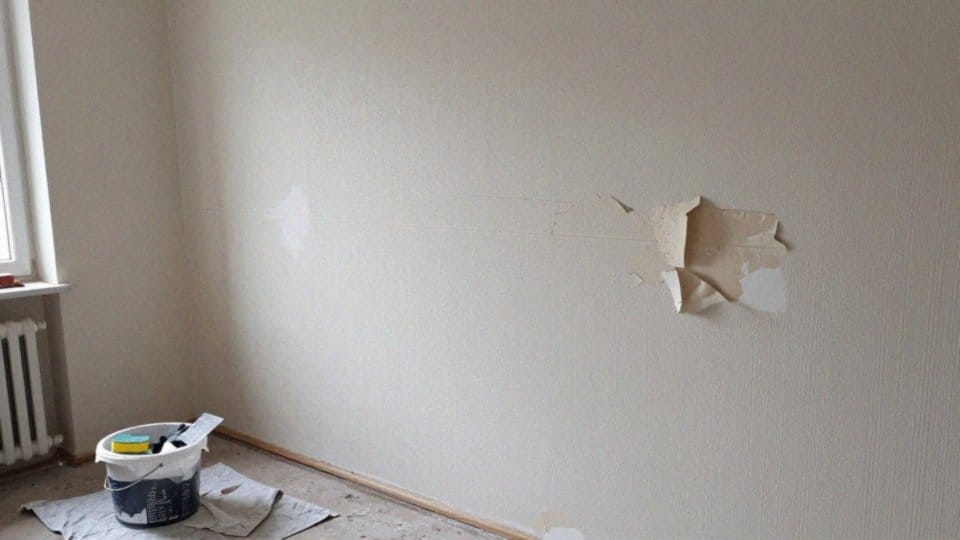 Kiedy lepiej zrywać niż malować tapetę?