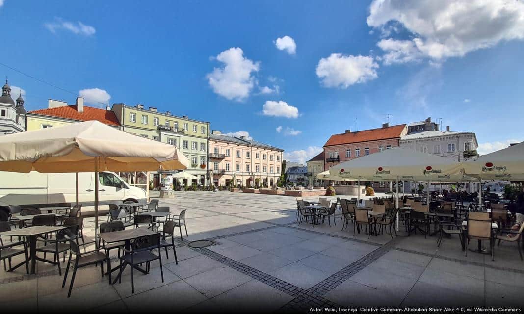 Świąteczne iluminacje i żywa jodła kaukaska ozdobiły Rynek Trybunalski